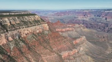Arizona 'daki Grand Canyon Ulusal Parkı' nın sinematik helikopter görüntüleri. Colorado Nehri 'nin ünlü Büyük Kanyonu' nun panoramik kırmızı kumtaşı kayaları.