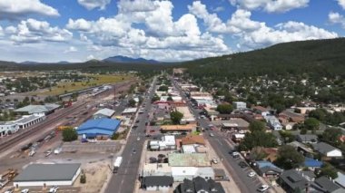 Arizona 'da, Grand Canyon yakınlarındaki Tarihi Yol 66 şehri Williams' ın hava manzaralı videosu. Büyük Kanyon Demiryolu 'nun Büyük Kanyon' a giden tren seferlerinden biri..