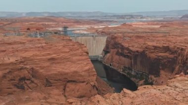 Arizona 'daki Büyük Kanyon Colorado Nehri' nin yukarısındaki Glen Kanyonu Barajı 'nın havadan görüntüsü. Glen Canyon Barajı 'nın manzarası.