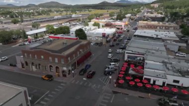 Arizona 'da, Grand Canyon yakınlarındaki Tarihi Yol 66 şehri Williams' ın hava manzaralı videosu. Büyük Kanyon Demiryolu 'nun Büyük Kanyon' a giden tren seferlerinden biri..