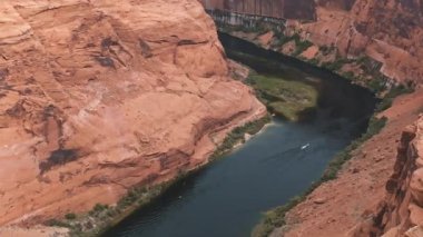 Utah manzarasının havadan görünüşü. Sonsuz çöl ve kum. Glen Canyon Ulusal Parkı yakınlarındaki güzel Utah eyaleti.