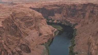 Utah manzarasının havadan görünüşü. Sonsuz çöl ve kum. Glen Canyon Ulusal Parkı yakınlarındaki güzel Utah eyaleti.