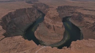 Arizona 'daki Horseshoe Bend manzarasının havadan görüntüsü. Glen Kanyonu Ulusal Eğlence Alanındaki Güzel Colorado Nehri