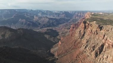 Arizona 'daki Grand Canyon Ulusal Parkı' nın sinematik helikopter görüntüleri. Colorado Nehri 'nin ünlü Büyük Kanyonu' nun panoramik kırmızı kumtaşı kayaları.