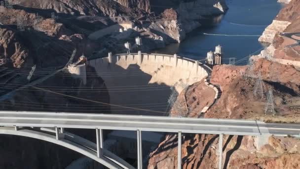 美国亚利桑那州拉斯维加斯93号公路科罗拉多河大桥上方的水电胡佛大坝美丽的空中景观 — 图库视频影像