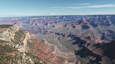 Arizona 'daki Grand Canyon Ulusal Parkı' nın sinematik helikopter görüntüleri. Colorado Nehri 'nin ünlü Büyük Kanyonu' nun panoramik kırmızı kumtaşı kayaları.