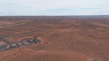 Utah manzarasının havadan görünüşü. Sonsuz çöl ve kum. Glen Canyon Ulusal Parkı yakınlarındaki güzel Utah eyaleti.