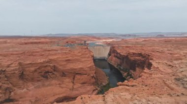 Arizona 'daki Büyük Kanyon Colorado Nehri' nin yukarısındaki Glen Kanyonu Barajı 'nın havadan görüntüsü. Glen Canyon Barajı 'nın manzarası.