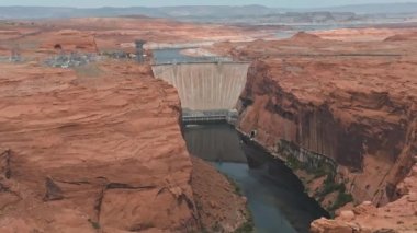 Arizona 'daki Büyük Kanyon Colorado Nehri' nin yukarısındaki Glen Kanyonu Barajı 'nın havadan görüntüsü. Glen Canyon Barajı 'nın manzarası.