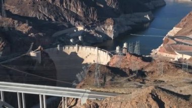 ABD 'nin Las Vegas Nevada Arizona eyaletindeki ABD 93 karayolu üzerindeki Colorado nehir köprüsü üzerindeki hidroelektrik barajının güzel hava manzarası.