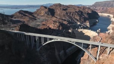 ABD 'nin Las Vegas Nevada Arizona eyaletindeki ABD 93 karayolu üzerindeki Colorado nehir köprüsü üzerindeki hidroelektrik barajının güzel hava manzarası.