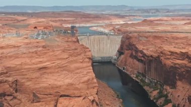 Arizona 'daki Büyük Kanyon Colorado Nehri' nin yukarısındaki Glen Kanyonu Barajı 'nın havadan görüntüsü. Glen Canyon Barajı 'nın manzarası.