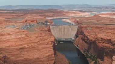 Arizona 'daki Büyük Kanyon Colorado Nehri' nin yukarısındaki Glen Kanyonu Barajı 'nın havadan görüntüsü. Glen Canyon Barajı 'nın manzarası.