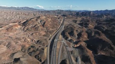 Arizona ve Nevada sınır kapısındaki Las Vegas yakınlarında güneşli bir Amerikan otoyolu. Güzel çöl yolları ve köprüler.