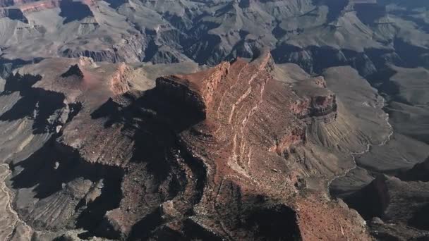 アリゾナ州グランドキャニオン国立公園の空中ヘリコプターの映像 赤い砂岩の岩で有名なコロラド川のグランドキャニオンのパノラマ — ストック動画
