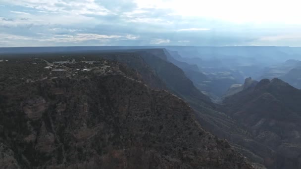 Elokuvallista Helikopterikuvaa Grand Canyonin Kansallispuistosta Arizonassa Aavikkovartiotorni Grand Canyonissa — kuvapankkivideo