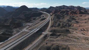 Arizona ve Nevada sınır kapısındaki Las Vegas yakınlarında güneşli bir Amerikan otoyolu. Güzel çöl yolları ve köprüler.