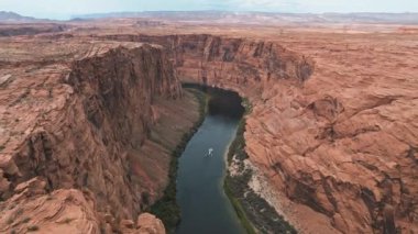 Utah manzarasının havadan görünüşü. Sonsuz çöl ve kum. Glen Canyon Ulusal Parkı yakınlarındaki güzel Utah eyaleti.