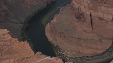Arizona 'daki Horseshoe Bend manzarasının havadan görüntüsü. Glen Kanyonu Ulusal Eğlence Alanındaki Güzel Colorado Nehri
