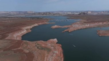 Havadan Powell Gölü ve Glen Kanyonu 'nun Arizona' daki görüntüsü. Powell Gölü Ulusal Park Peyzajı.