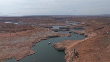 Havadan Powell Gölü ve Glen Kanyonu 'nun Arizona' daki görüntüsü. Powell Gölü Ulusal Park Peyzajı.