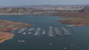 Havadan Powell Gölü ve Glen Kanyonu 'nun Arizona' daki görüntüsü. Powell Gölü Ulusal Park Peyzajı.
