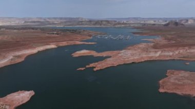 Havadan Powell Gölü ve Glen Kanyonu 'nun Arizona' daki görüntüsü. Powell Gölü Ulusal Park Peyzajı.