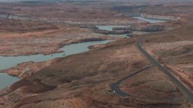 Havadan Powell Gölü ve Glen Kanyonu 'nun Arizona' daki görüntüsü. Powell Gölü Ulusal Park Peyzajı.