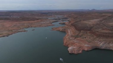 Havadan Powell Gölü ve Glen Kanyonu 'nun Arizona' daki görüntüsü. Powell Gölü Ulusal Park Peyzajı.