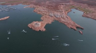 Havadan Powell Gölü ve Glen Kanyonu 'nun Arizona' daki görüntüsü. Powell Gölü Ulusal Park Peyzajı.