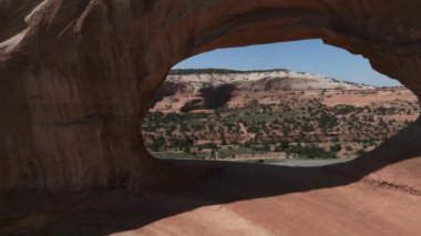 Arizona, ABD 'deki Arches Ulusal Parkı' nı keşfeden genç bir adam. Utah ve Arizona 'da yürüyüş. Anıt vadisini keşfetmek.