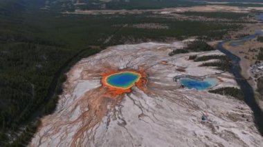 Yellowstone Ulusal Parkı 'nda Grand Prismatic Spring manzarası. Hava manzaralı 4K video. Midway Gayzer Havzası, Yellowstone Ulusal Parkı, Wyoming, ABD