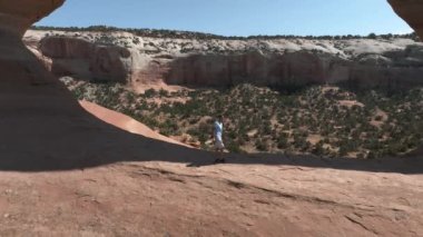 Arizona, ABD 'deki Arches Ulusal Parkı' nı keşfeden genç bir adam. Utah ve Arizona 'da yürüyüş. Anıt vadisini keşfetmek.