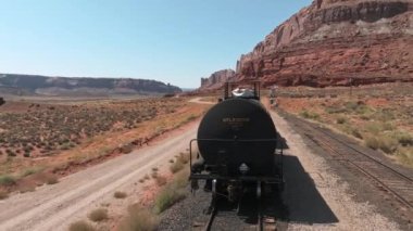 Arizona çölünü geçen kargo lokomotifi demiryolu motorunun hava görüntüsü. Amerika 'da lojistik taşımacılık.