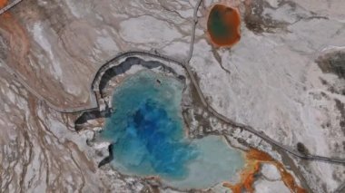 Yellowstone Ulusal Parkı 'nda Grand Prismatic Spring manzarası. Hava manzaralı 4K video. Midway Gayzer Havzası, Yellowstone Ulusal Parkı, Wyoming, ABD