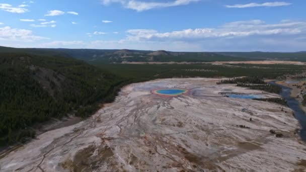 Grand Prismatic Voorjaar Uitzicht Yellowstone National Park Luchtfoto Schilderachtige Video — Stockvideo