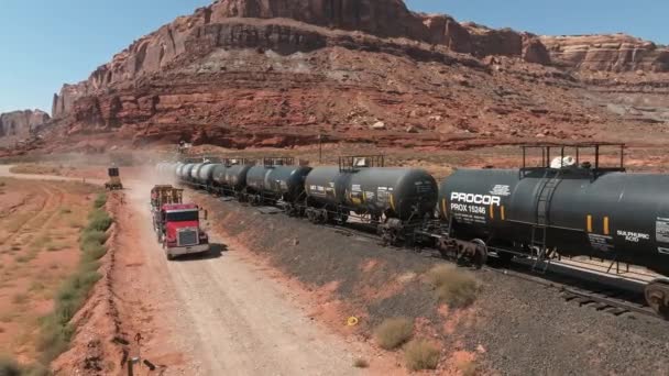 Vista Aérea Motor Locomotiva Carga Que Atravessa Deserto Arizona Transporte — Vídeo de Stock