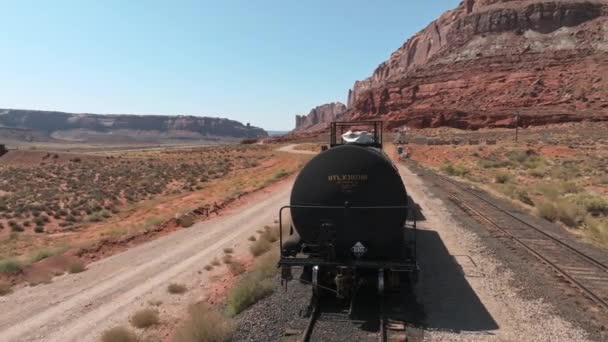 Flygfoto Över Lastlokomotiv Järnvägsmotorn Korsar Arizona Öknen Logistik Transport Över — Stockvideo