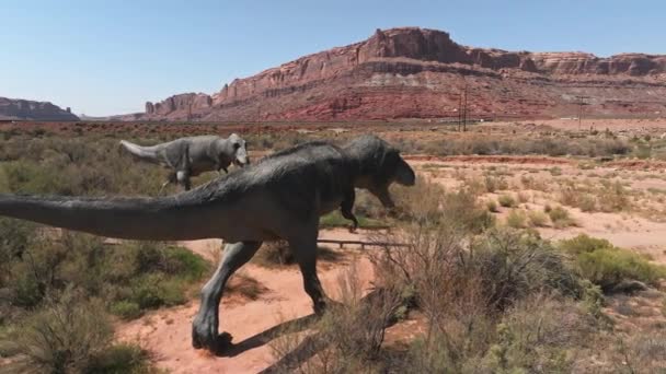美国摩押沙漠中的同种异种龙 以及霸王龙或T Eex恐龙 亚利桑那州的恐龙化石 美丽的亚利桑那州沙漠岩层 — 图库视频影像