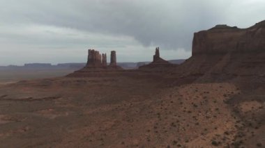 Anıt vadisindeki kaya oluşumlarının hava görüntüsü. Anıt Vadisi 'nin manzarası. Panoramik manzara. Arizona 'daki Navajo kabile parkı, ABD.