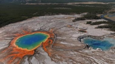 Yellowstone Ulusal Parkı 'nda Grand Prismatic Spring manzarası. Hava manzaralı 4K video. Midway Gayzer Havzası, Yellowstone Ulusal Parkı, Wyoming, ABD