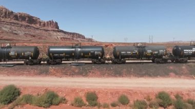 Arizona çölünü geçen kargo lokomotifi demiryolu motorunun hava görüntüsü. Amerika 'da lojistik taşımacılık.