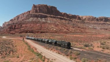 Arizona çölünü geçen kargo lokomotifi demiryolu motorunun hava görüntüsü. Amerika 'da lojistik taşımacılık.