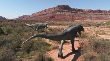 Allosaurus Fragilis 'in yanı sıra Tyrannosaurus Rex veya Moab Çölü' ndeki T-Ex dinozorları. Arizona dinozor kalıntıları. Güzel Arizona çöl kaya oluşumları.