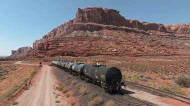 Arizona çölünü geçen kargo lokomotifi demiryolu motorunun hava görüntüsü. Amerika 'da lojistik taşımacılık.