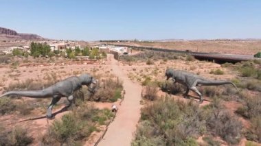 Allosaurus Fragilis 'in yanı sıra Tyrannosaurus Rex veya Moab Çölü' ndeki T-Ex dinozorları. Arizona dinozor kalıntıları. Güzel Arizona çöl kaya oluşumları.