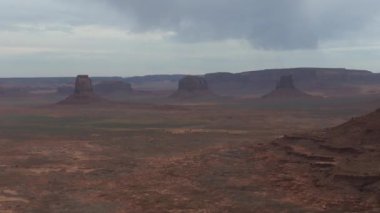 Anıt vadisindeki kaya oluşumlarının hava görüntüsü. Anıt Vadisi 'nin manzarası. Panoramik manzara. Arizona 'daki Navajo kabile parkı, ABD.