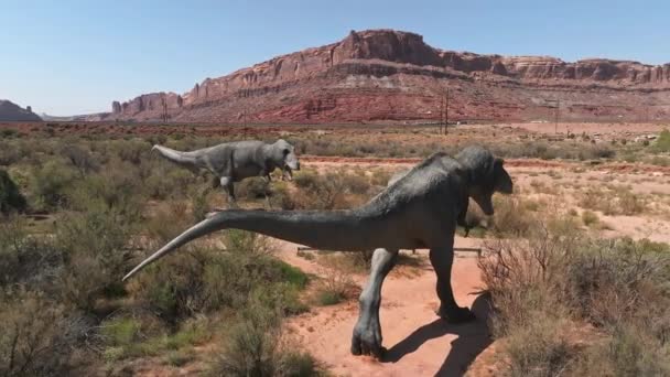 Allosaurus Fragilis Così Come Dinosauri Tyrannosaurus Rex Eex Nel Deserto — Video Stock