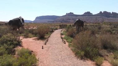 Allosaurus Fragilis 'in yanı sıra Tyrannosaurus Rex veya Moab Çölü' ndeki T-Ex dinozorları. Arizona dinozor kalıntıları. Güzel Arizona çöl kaya oluşumları.