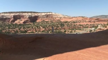 Arizona, ABD 'deki Arches Ulusal Parkı' nı keşfeden genç bir adam. Utah ve Arizona 'da yürüyüş. Anıt vadisini keşfetmek.